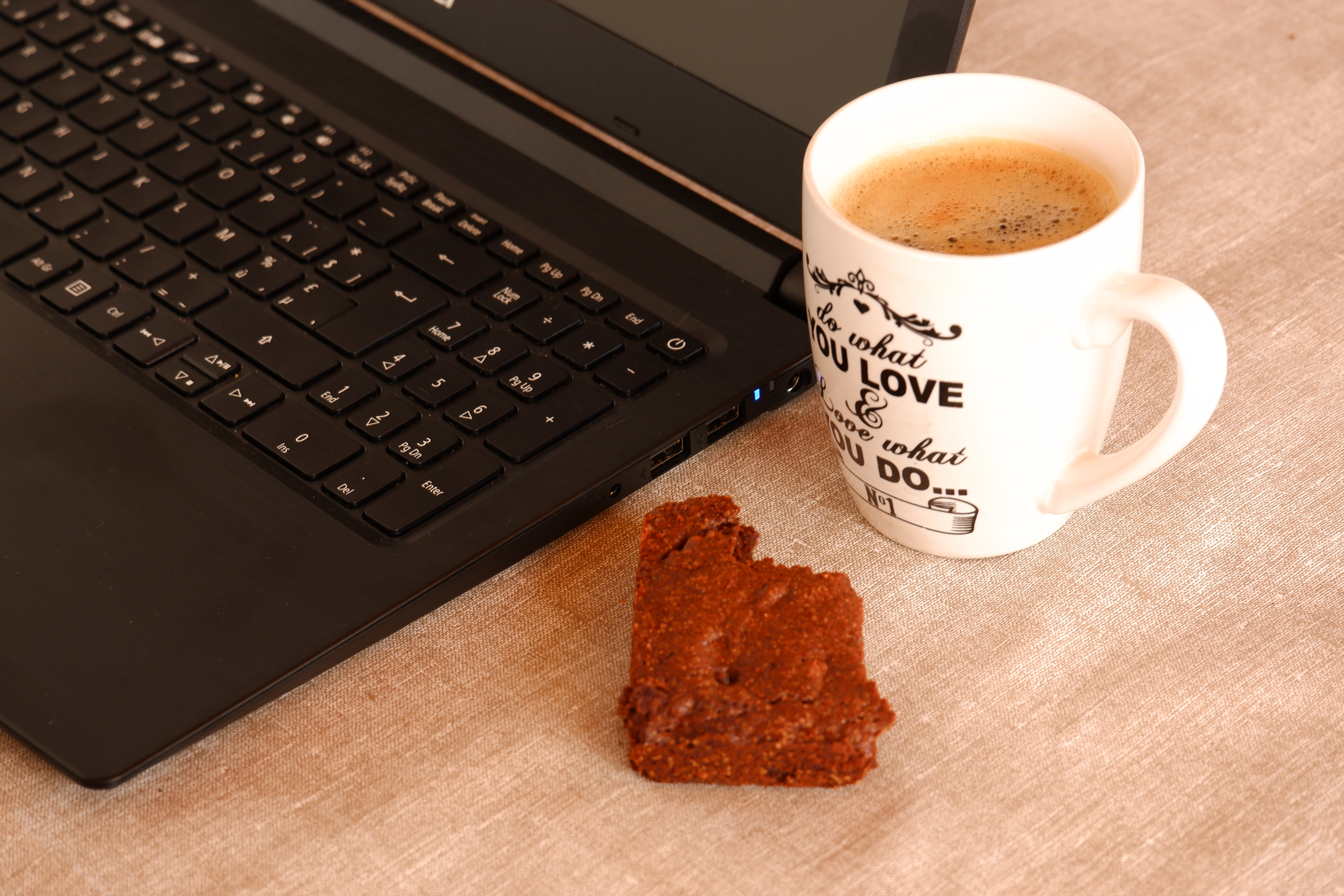 Fotografie koffie cake pc laptop technologie 